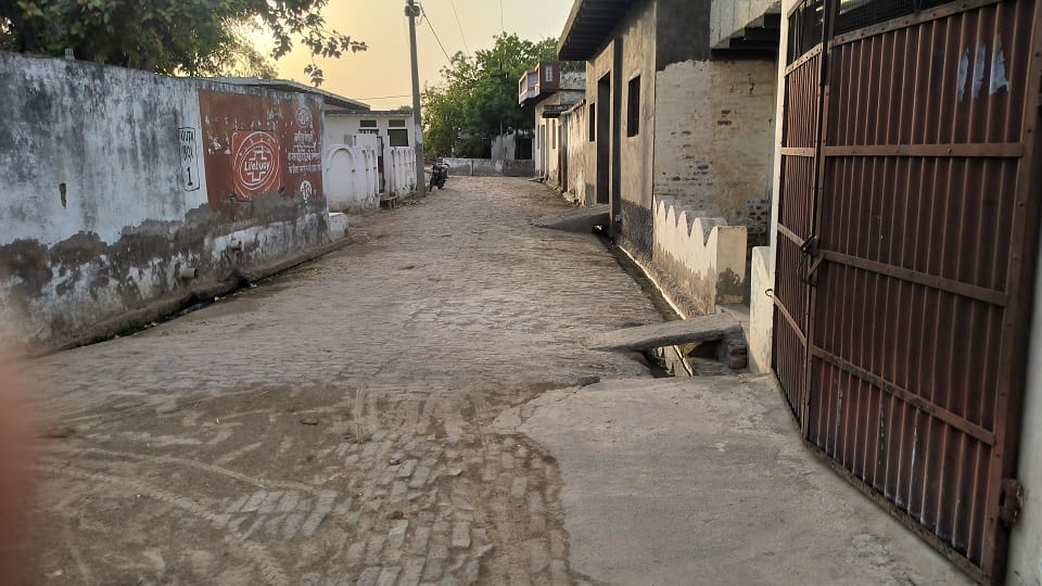 Silence spread in Naya village of Aligarh after the death of nine passengers