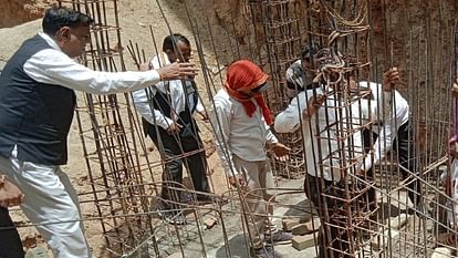 UP: कचहरी में निर्माणधीन भवन में वादकारी के गले से आर-पार हुआ सरिया, ग्राइंडर से सरिया काटकर निकला; हालत नाजुक Iron rod pierced through neck of a litigant in a building under construction in court of jhansi