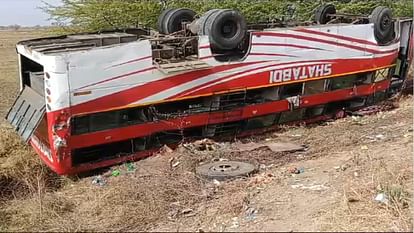 Jhansi: Shatabdi bus overturns in ditch while trying to overtake, 18 passengers injured, condition of 6 critic