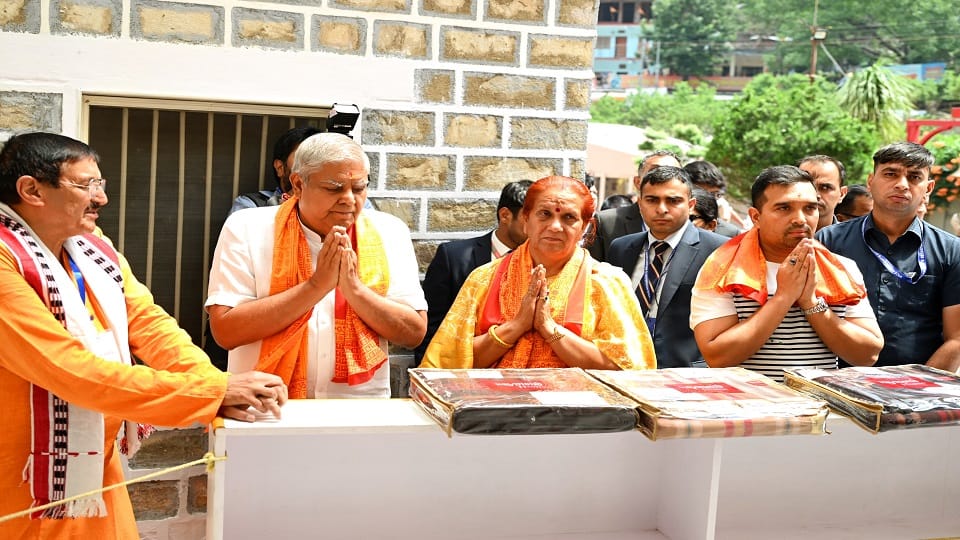 Kainchi Dham remained in the news all day long on social media