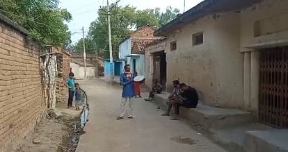 unique campaign to save people from heatwave in Mahoba, announcements are made by beating drums in Village