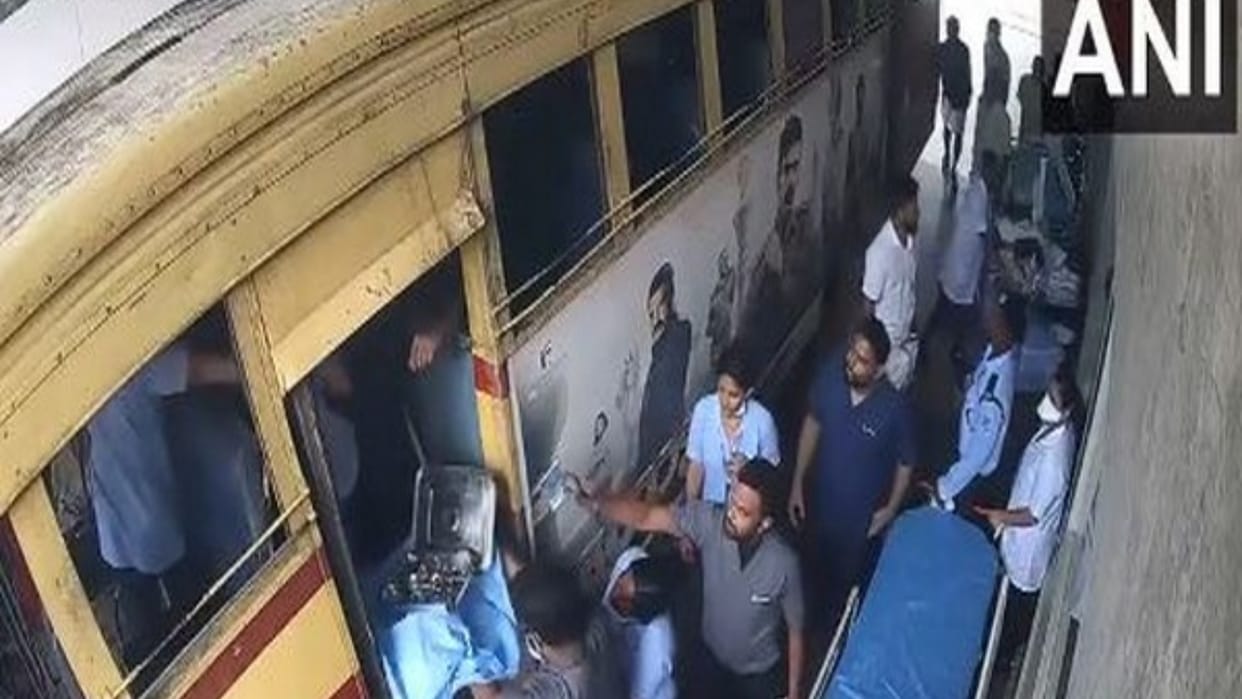 Kerala: Doctors helped a woman deliver baby in bus, outside hospital, mother and child are safe. Video surface