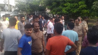 UP: उपभोक्ता परिषद ने की बिजली उपभोक्ताओं से तोड़फोड़ न करने की अपील, लोगों को शांत कराया Upbhokta Parishad appeals to people to have patience during power cut.