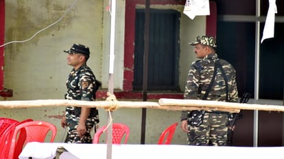मुंडेरा मंडी में  ईवीएम की सुरक्षा में लगे पैरामिलिट्री फोर्स के जवान।