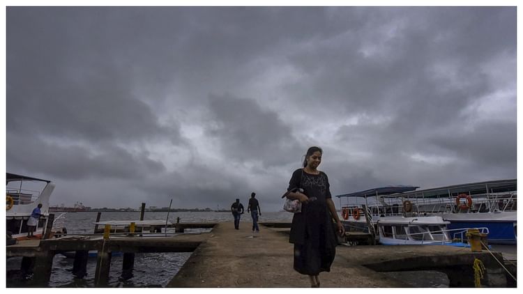 Weather : दिल्ली में बादलों का डेरा, यूपी के 30 जिलों में यलो और देश के 15 राज्यों में बारिश का  रेड अलर्ट