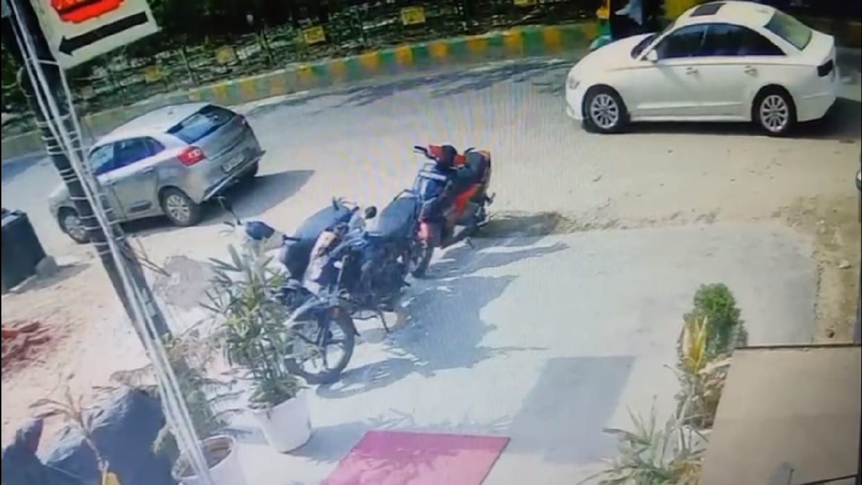Miscreants came in BMW in Ghaziabad attacked workshop owner and looted Audi