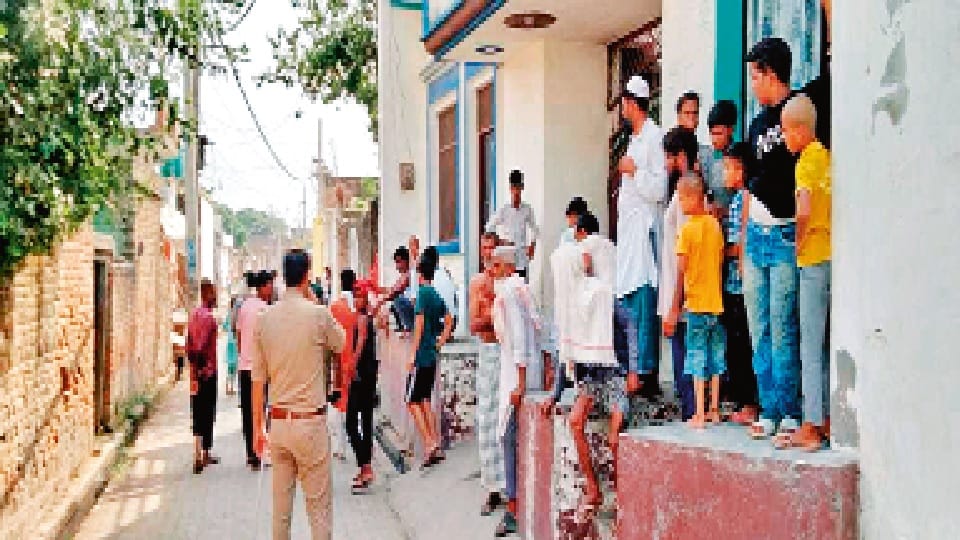 UP: Police team that went to seize liquor was taken hostage and beaten, two constables injured