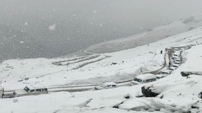 Snowfall Rescue operation lasted for three hours in Rohtang 500 tourist vehicles evacuated