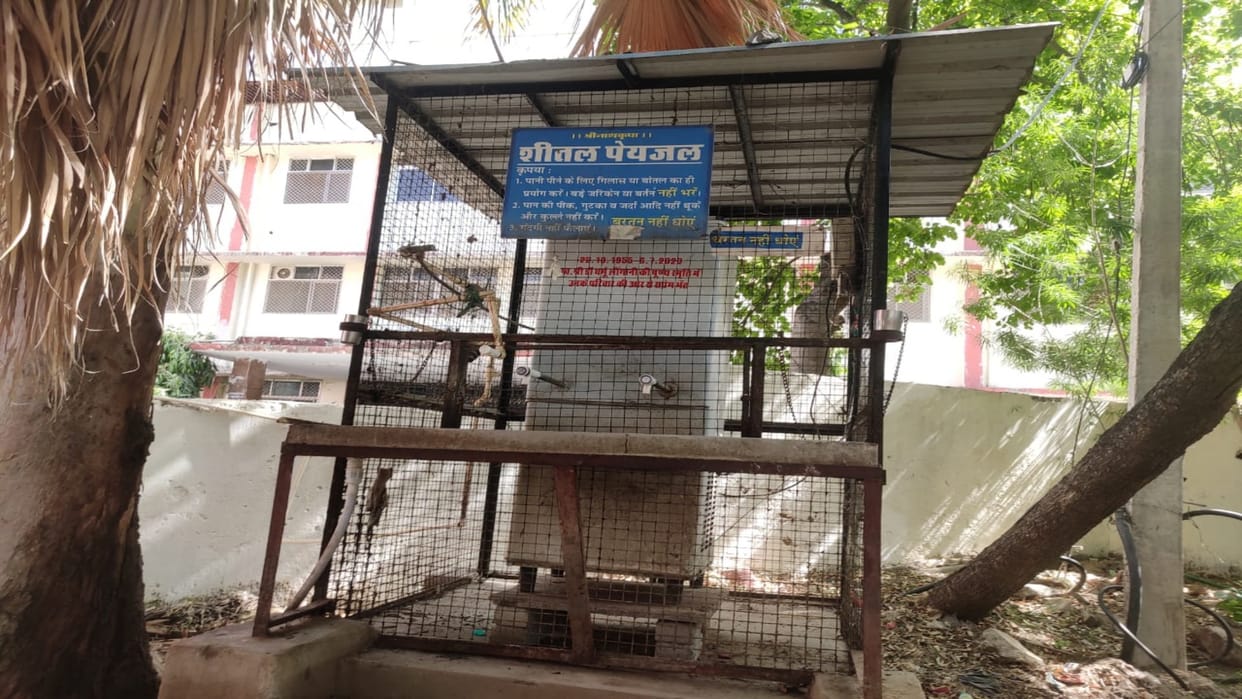 Ajmer : Hot water is coming in the water coolers of the hospital, claims of protection from heat are hollow