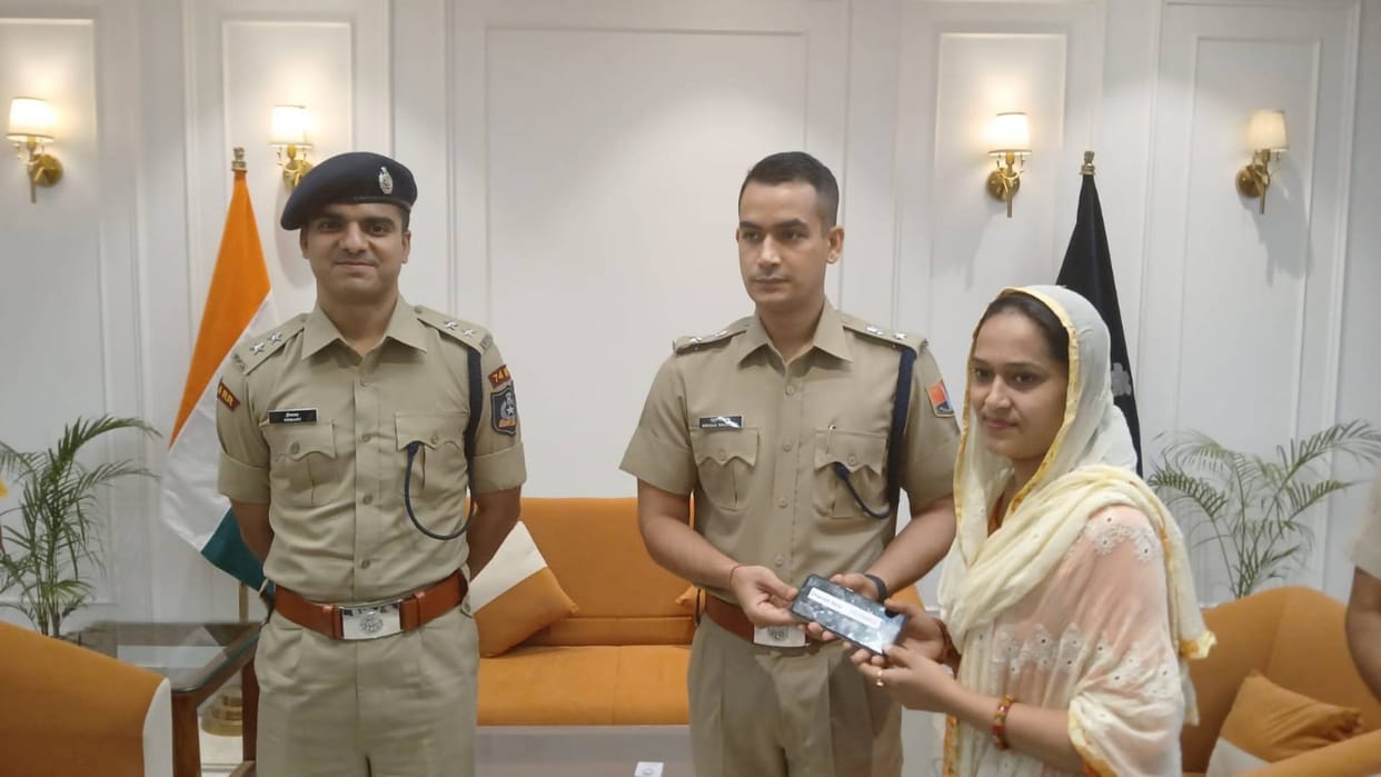 Bharatpur Police recovered 287 mobiles worth 60 lakhs in a year returned stolen phones to people