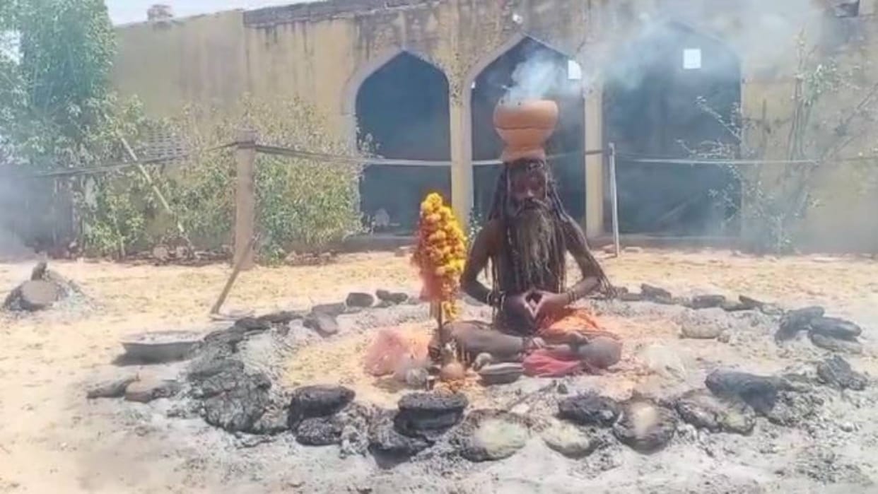 Rajasthan Jaipur Jobner Despite scorching heat of Nautapa Fakkad Baba is busy in Agni Tapa Sadhana
