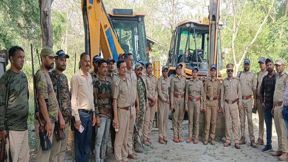 Smugglers freed the JCB machine by firing at forest personnel in nainital