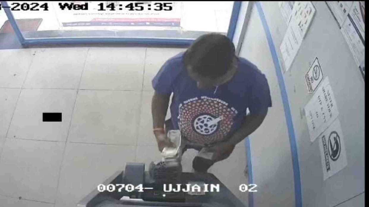 Ujjain news: Rs 75000 lost due to mistake in depositing money in ATM