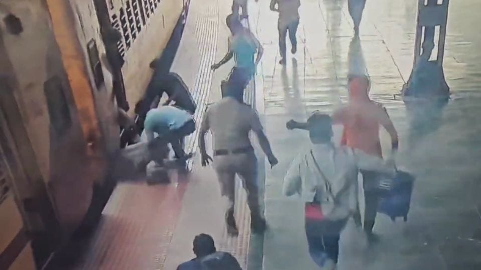 RPF personnel saved the lives of male and female passenger at Prayagraj Junction