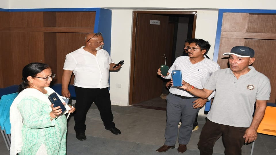 Secretary inspected the stadium in the light of mobile torch in haldwani