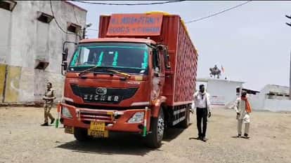 Shajapur News: Container full of cattle caught in Shajapur, cows sent to Gaushala 