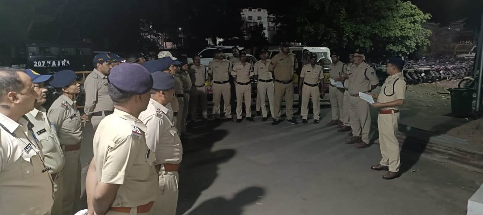 शाजापुर में पुलिस रात को सड़क पर उतरी।