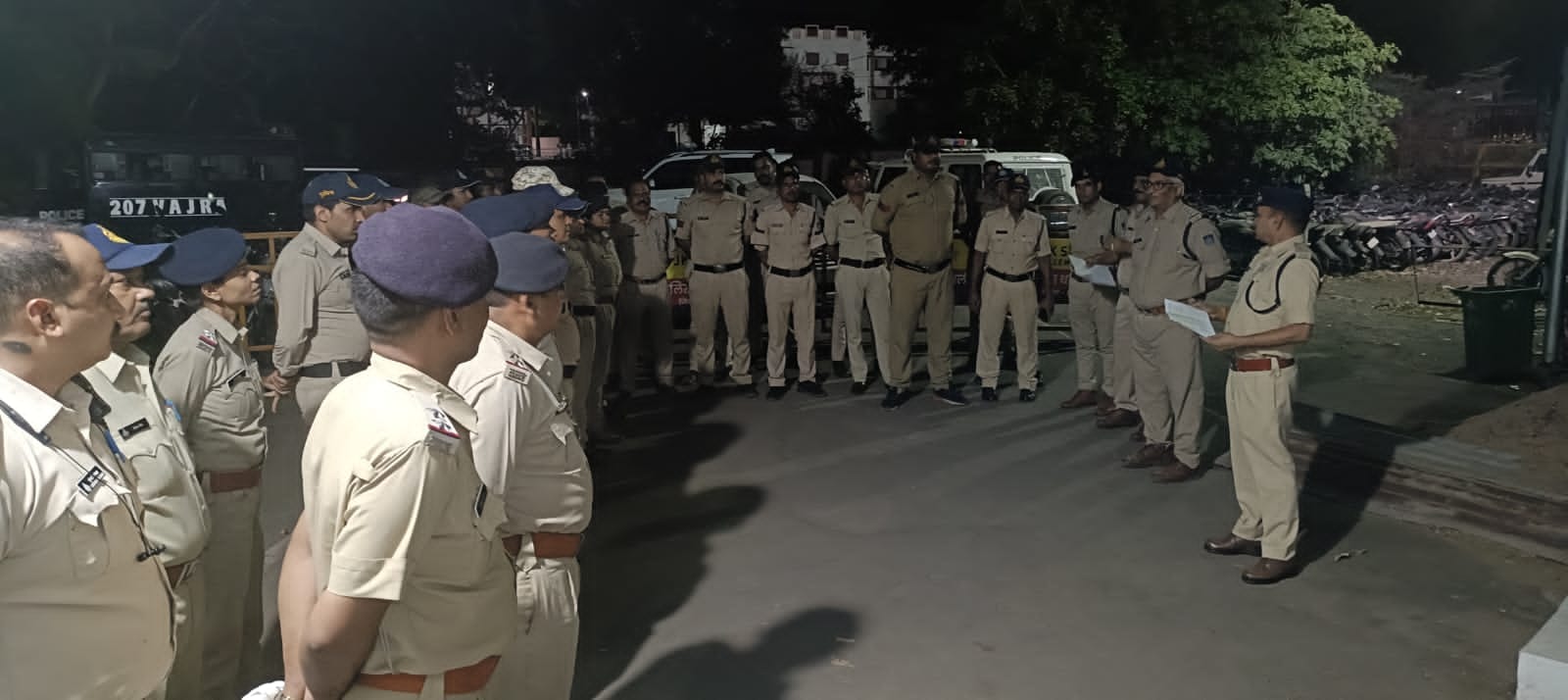 शाजापुर में पुलिस रात को सड़क पर उतरी।