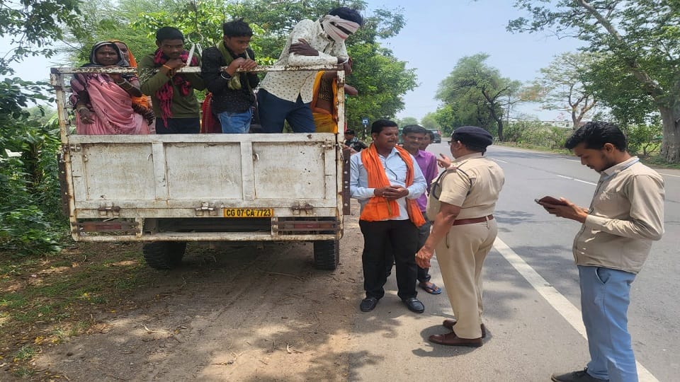 Even after 19 deaths people are not improving still traveling in goods vehicles in Kabirdham