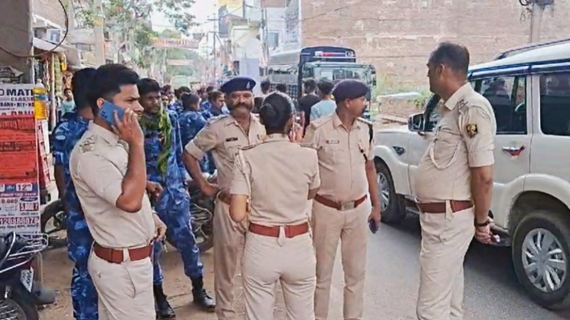 घटनास्थल पर मामले की छानबीन करती पुलिस