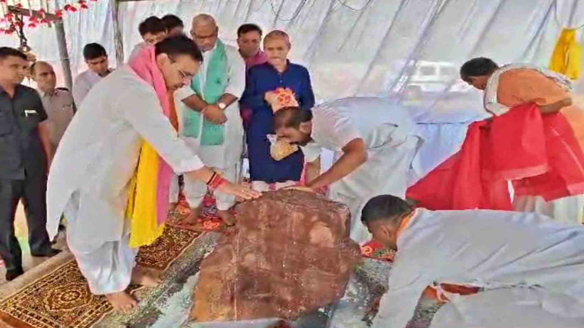 भगवान के दर्शन करते मुख्यमंत्री भजनलाल शर्मा।
