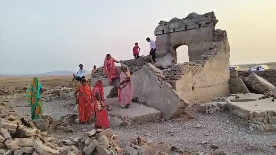बरसों बाद सूखा डैम तो सामने आया छुपा इतिहास