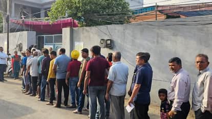 लुधियाना में मतदान के लिए लगी भीड़