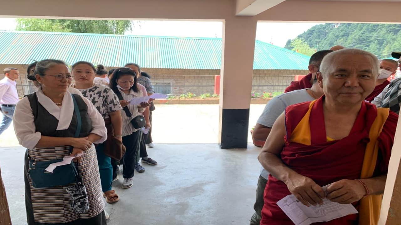 मैक्लोडगंज में तिब्बती मतदाता(फाइल)।