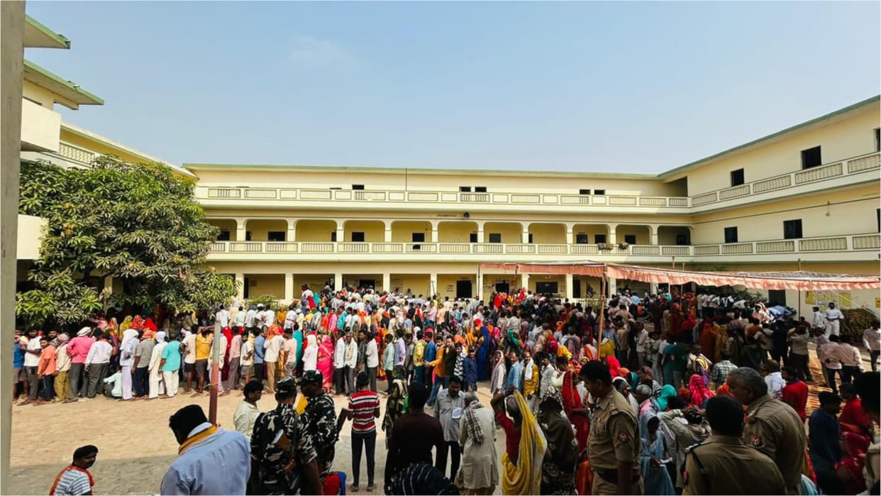 DIG and other people voted in Gorakhpur, crowd was less, Know the voting graph