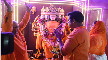 Ravi Kishan recited Hanuman Chalisa at Sankat Mochan Hanuman Temple in Gorakhpur, then went to vote