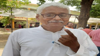 The voting graph increased rapidly in Gorakhpur during the afternoon, people cast their votes in large numbers