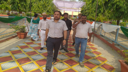 DIG and other people voted in Gorakhpur, crowd was less, Know the voting graph