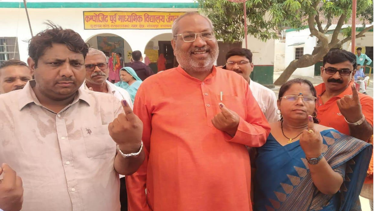 The names of two daughters-in-law of Cabinet Minister Sanjay Nishad were found missing from the voters' list.