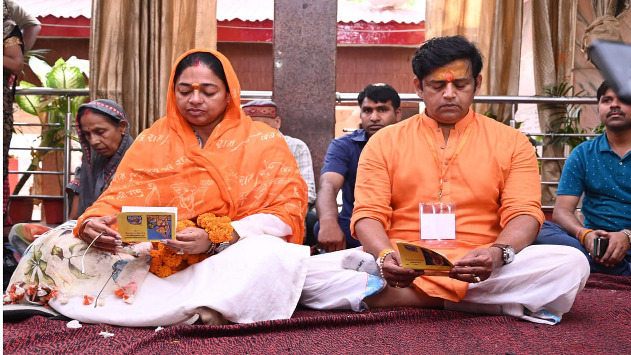 Ravi Kishan recited Hanuman Chalisa at Sankat Mochan Hanuman Temple in Gorakhpur, then went to vote
