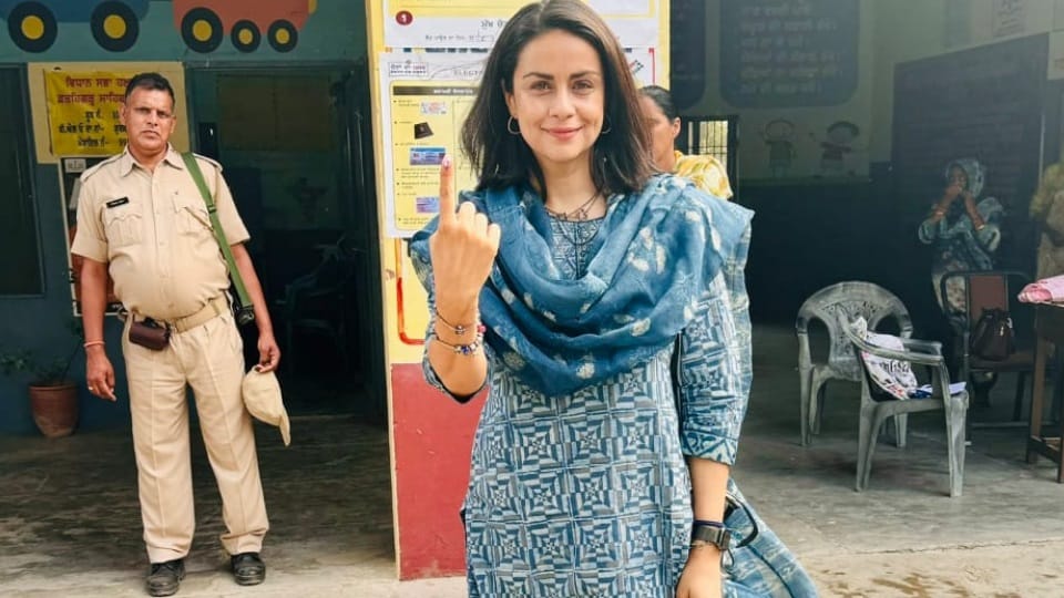 See Photos of Celebrities voting in Loksabha Election in Punjab