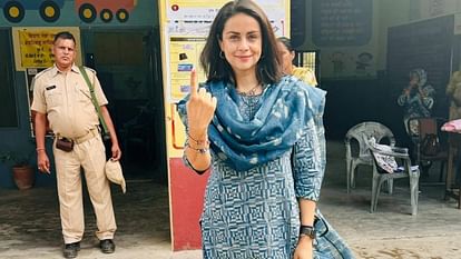 महापर्व: पंजाब में दिग्गजों ने डाले वोट, पत्नी के साथ मतदान के लिए पहुंचे सीएम भगवंत मान, देखें तस्वीरें... See Photos of Celebrities voting in Loksabha Election in Punjab