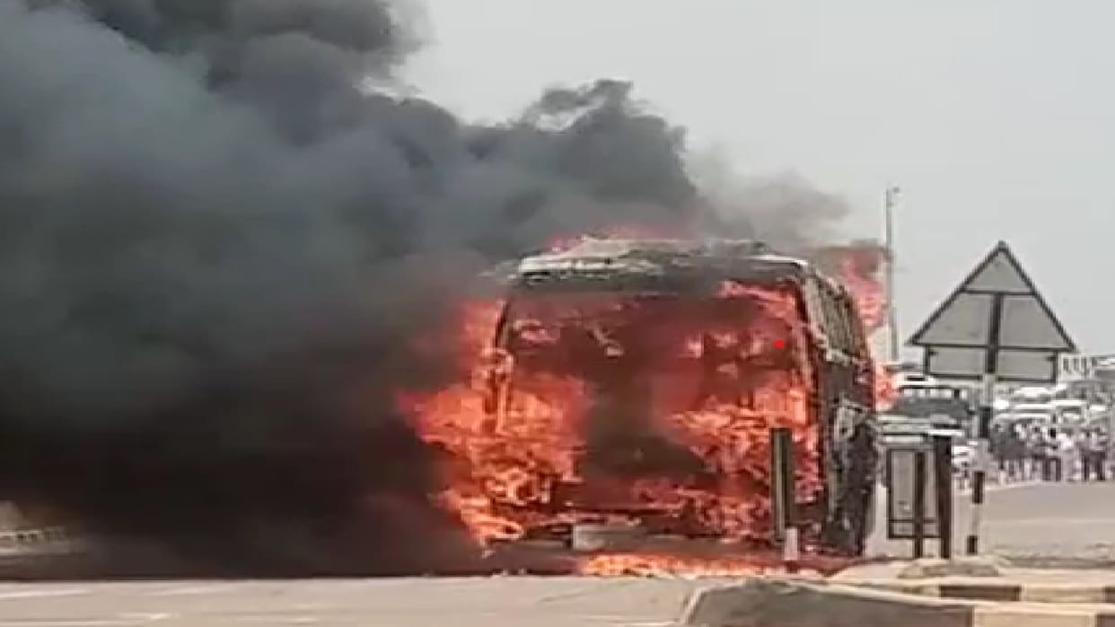 Raipur News: bus full of passengers caught fire and was burnt to ashes