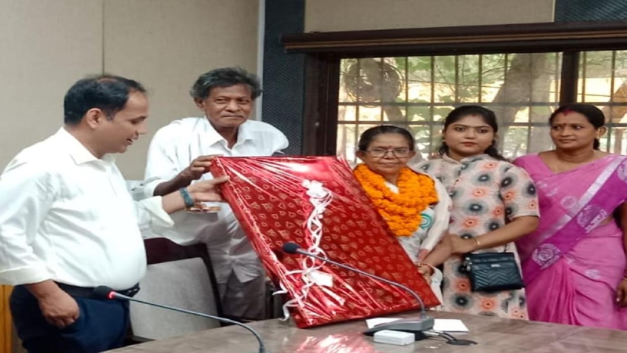Raipur: Class IV female employee of Collectorate retired, allowance amount given