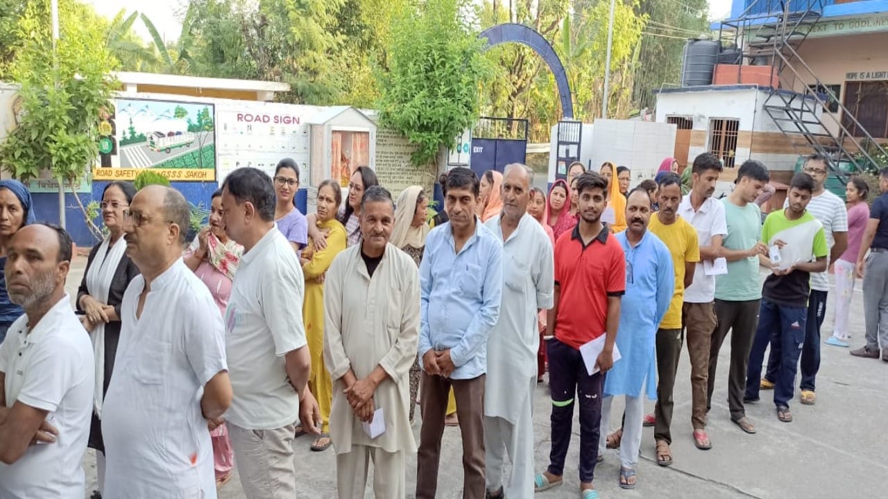 HP Lok Sabha Election Voting: Enthusiasm among youth, women and elderly for voting in Himachal, see photos