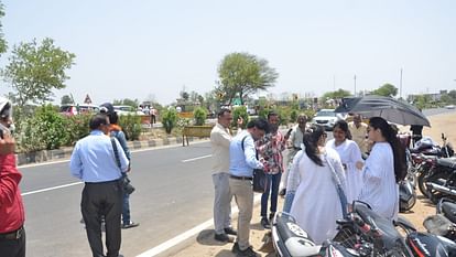 The mobile court issued challans to careless drivers on the highway