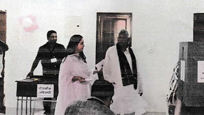 Bihar Lok Sabha Election Bjp Complains to Election Commission Against Lalu Yadav for Campaigning on Voting Day