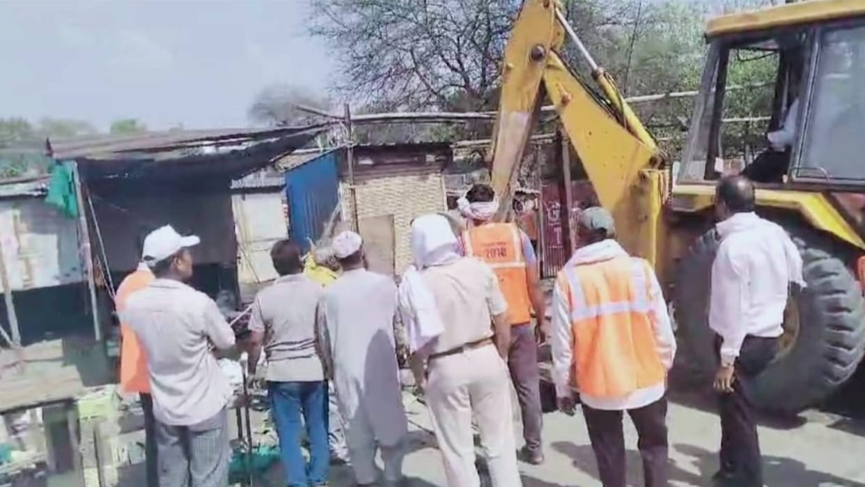 Shajapur Bulldozer ran on house of miscreant involved in criminal activities procession of accused taken out