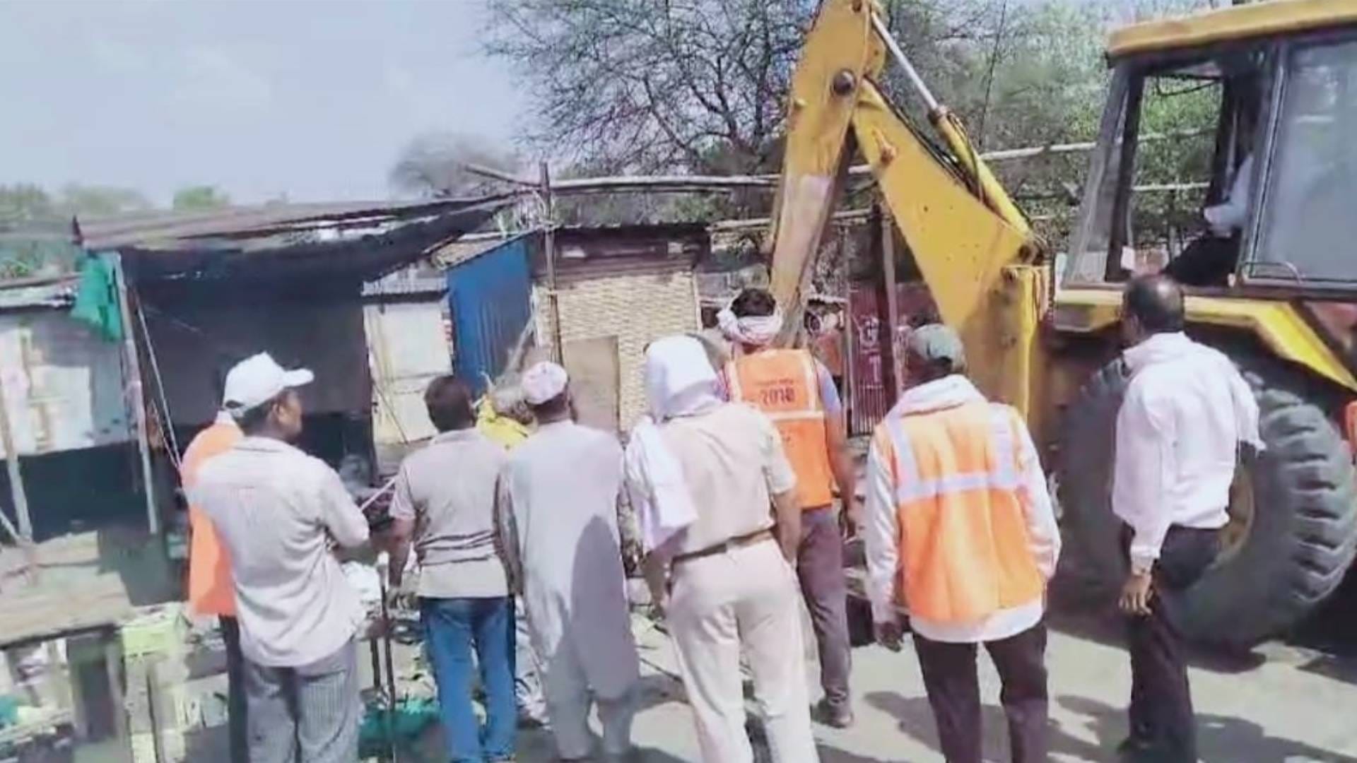 घर पर बुलडोजर चला