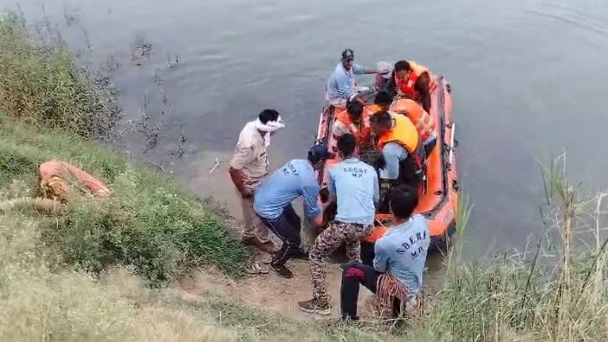 Major accident in Madhya Pradesh Boat capsized in Sheopur seven people died one person missing