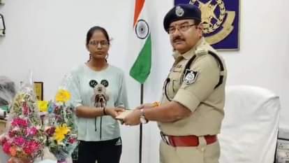 छात्रा को राशि सौंपते हुए एसपी