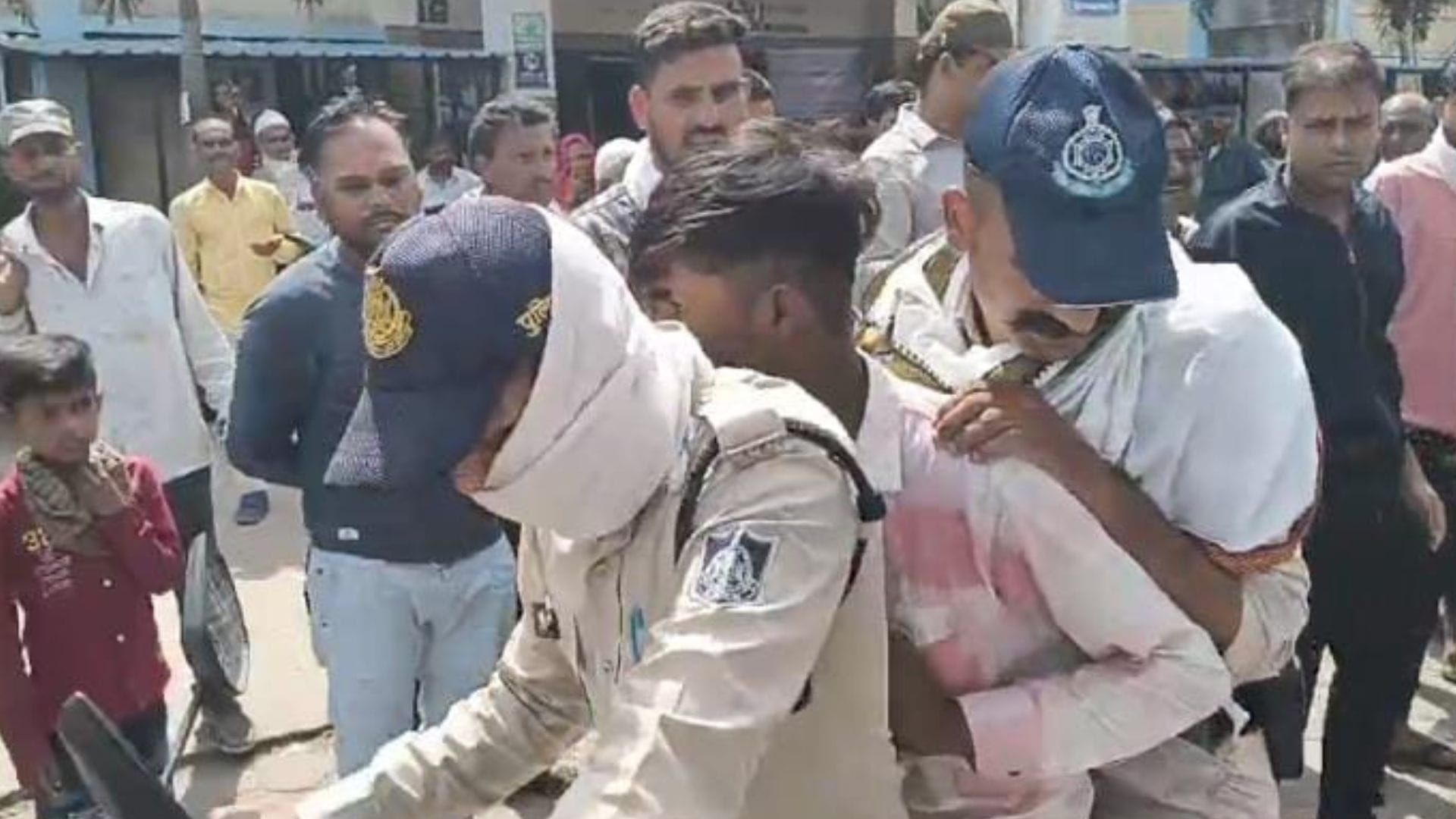 पुलिस की गिरफ्त में आरोपी