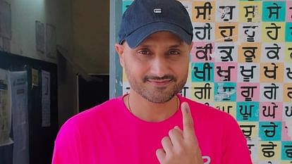 महापर्व: पंजाब में दिग्गजों ने डाले वोट, पत्नी के साथ मतदान के लिए पहुंचे सीएम भगवंत मान, देखें तस्वीरें... See Photos of Celebrities voting in Loksabha Election in Punjab