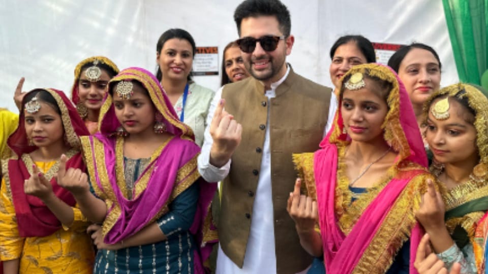See Photos of Celebrities voting in Loksabha Election in Punjab