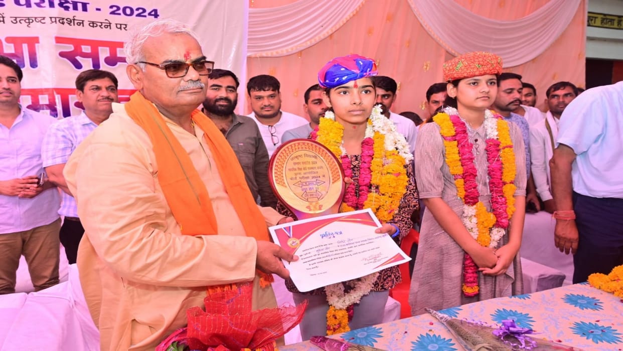Bundi: Education Minister came to honor the state topper, said - there is no dearth of talent in the state