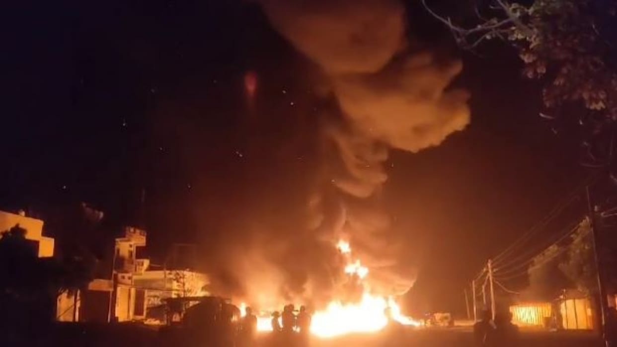 Shahpura News: Fire broke out in a truck carrying barrels filled with oil, driver and cleaner are safe